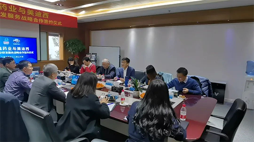 力鑫藥業(yè)董事長(zhǎng)&總經(jīng)理高悅譯、副總經(jīng)理張倩、首席技術(shù)官陳成斌、研發(fā)商務(wù)總監(jiān)劉恩桂、總經(jīng)辦主任張夢(mèng)晗