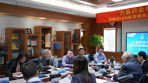 美迪西創(chuàng)始人&CEO陳春麟博士、化學(xué)部與生物部高級(jí)副總裁任峰博士、藥代動(dòng)力學(xué)與生物分析部副總裁辛保民博士、商務(wù)發(fā)展部副總裁蔡金娜博士等出席簽約儀式。