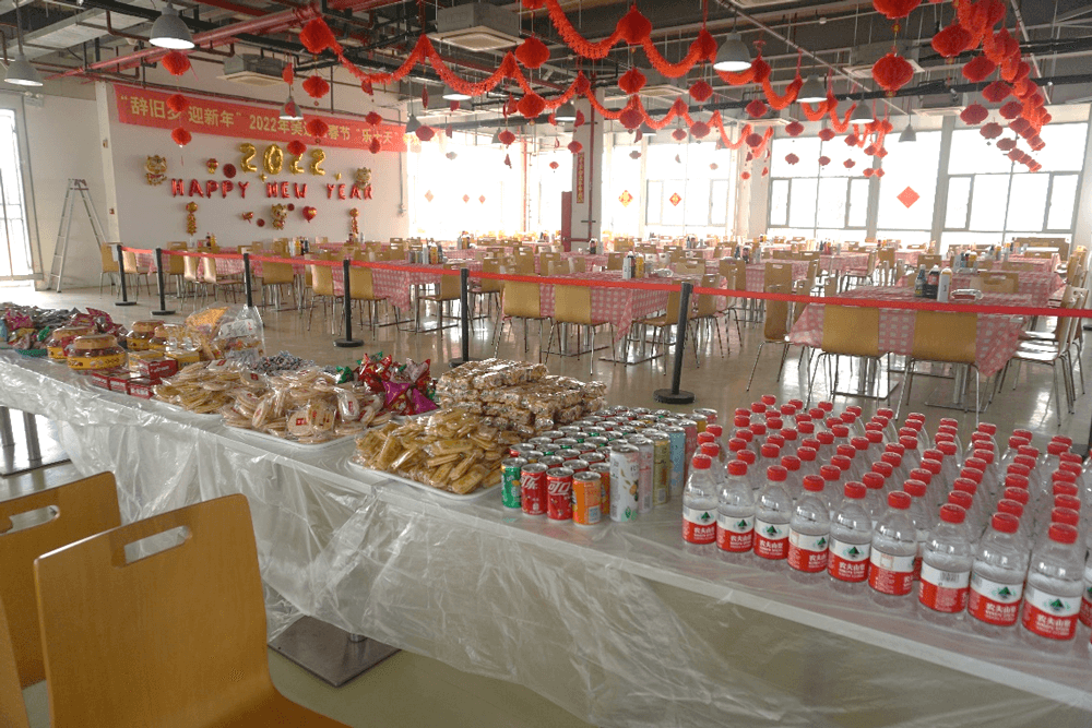 美迪西還為伙伴們準(zhǔn)備了水果、零食、飲料等