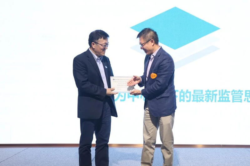 SDDA理事會執(zhí)行主席鄔征博士授予美迪西企業(yè)會員證書.jpg